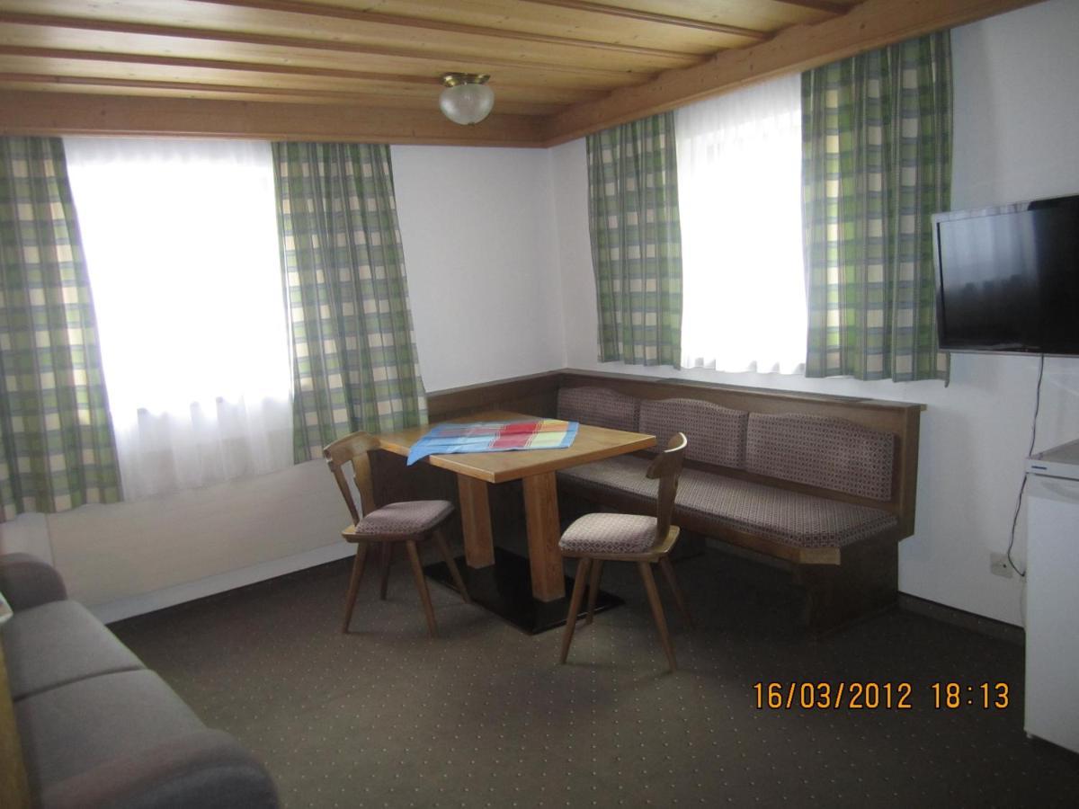 Charlys Ferienwohnung Samnaun Habitación foto